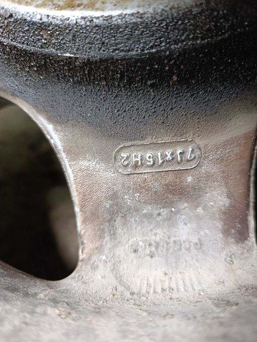 200EUR.Продавам комплект гуми с джанти:7J/ET-00/R15/255/70/6x139.7 Намират се в Велико Търново. Телефон за връзка:0879392021