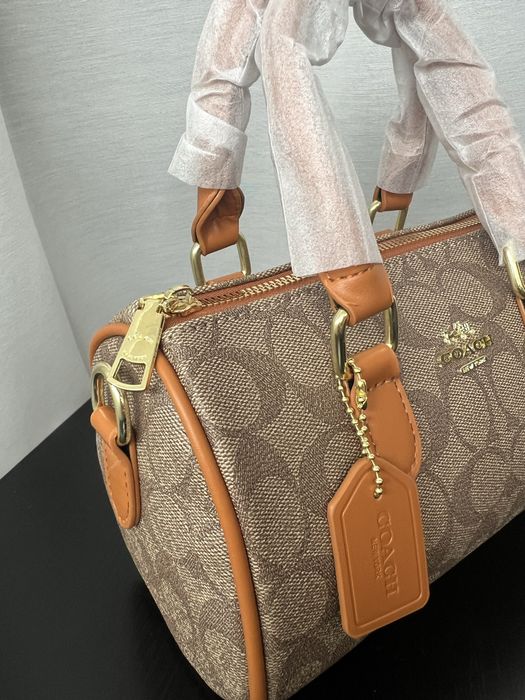 Geanta Coach maro cu imprimeu logo si detalii camel – stare noua