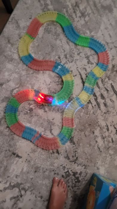 Pistă flexibilă cu mașinuță electrică luminoasă