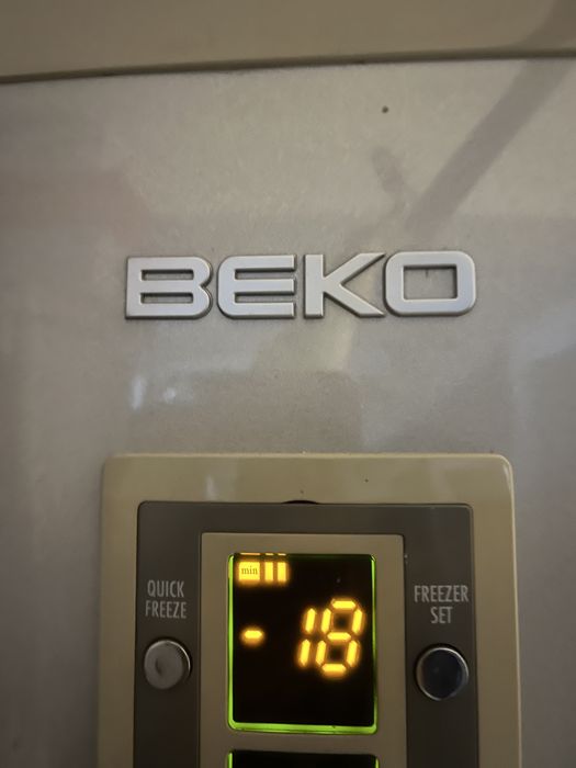 Frigider BeKo cu dispenser pentru cuburi de gheata