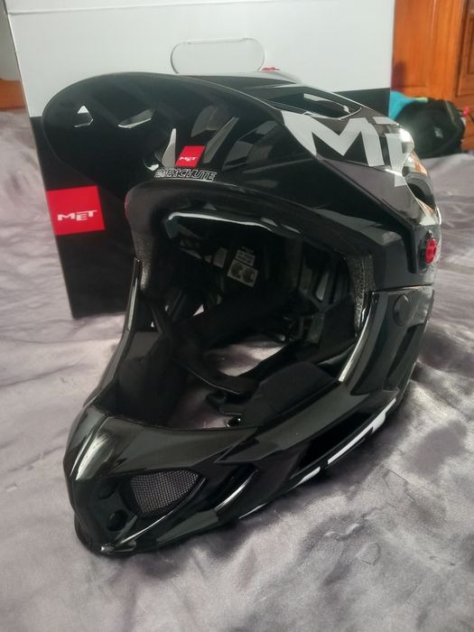 Каска MET PARACHUTE чисто нова