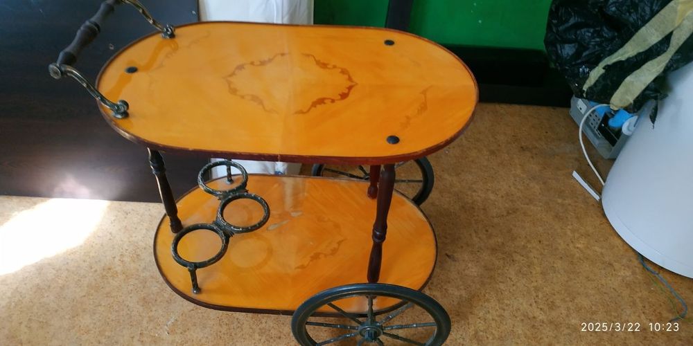 Старинна количка за сервиране.