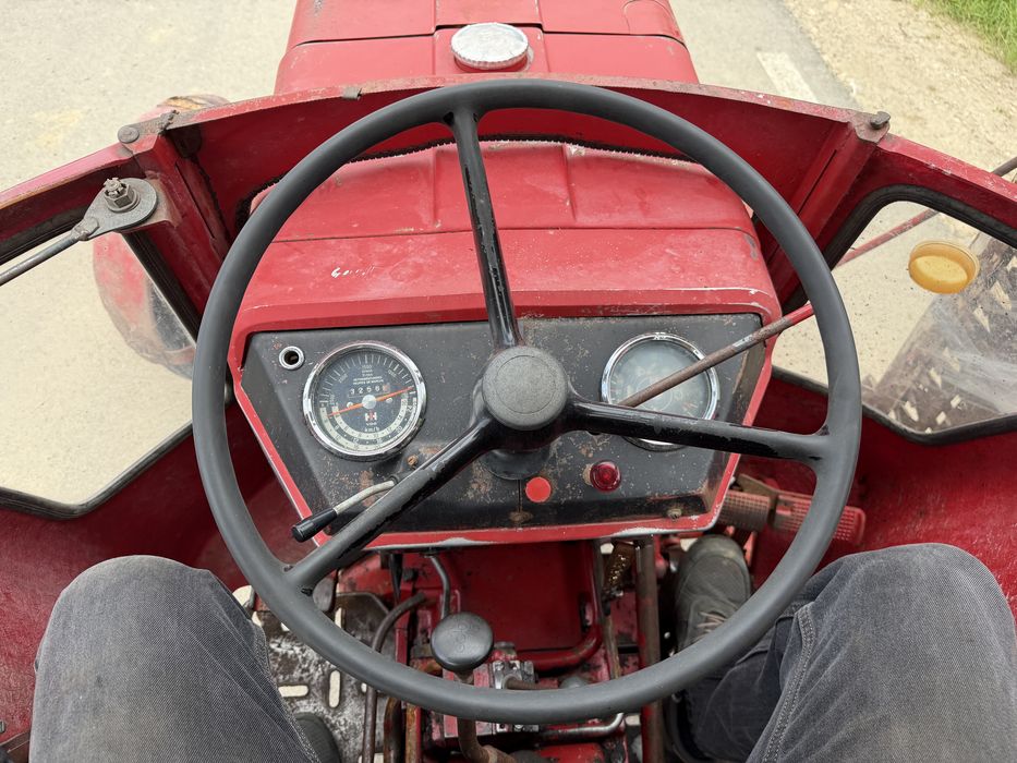 Tractor International 353 cu cositoare !