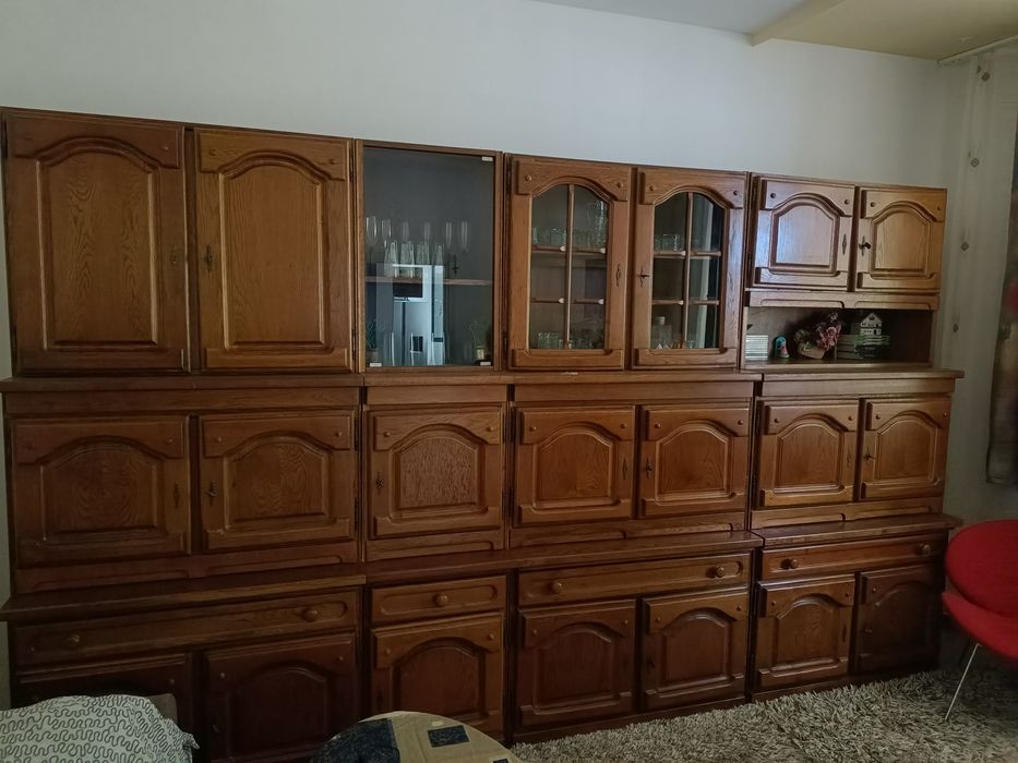 Vând biblioteca din lemn masiv