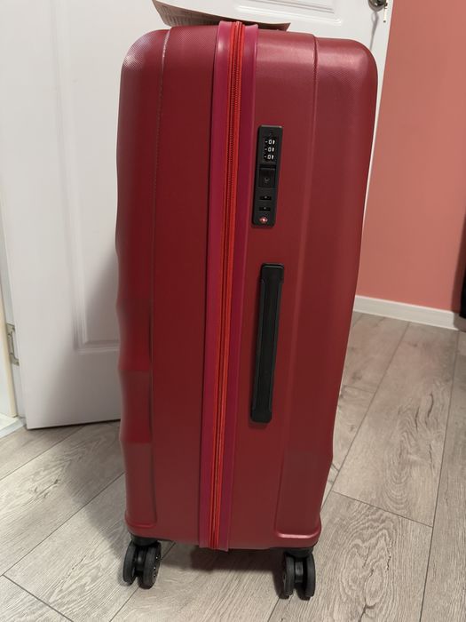 Чисто нов голям червен куфар