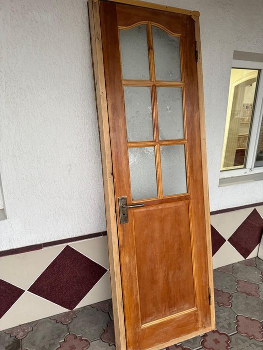 дверь деревянная