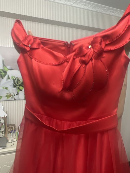 Красивое платье красное