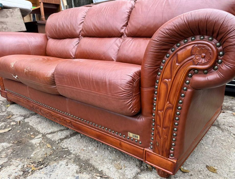 2 buc Canapea Fixa Vintage din Piele cu ornamente sculptate din Lemn