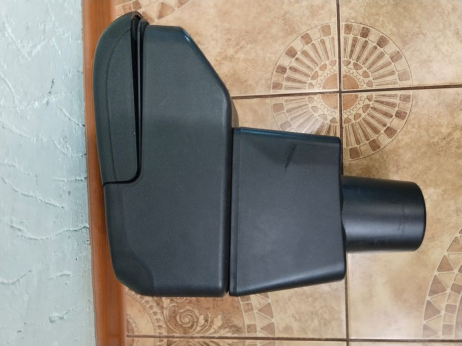 Подлокотник в авто универсальный