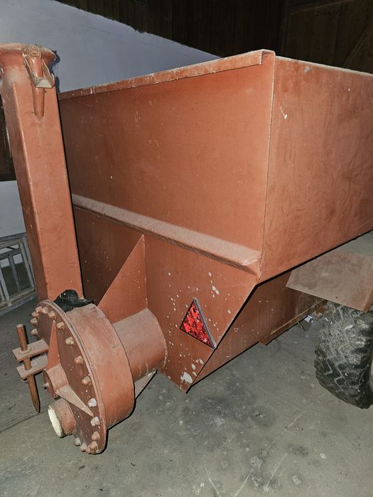 Remorcă cu șnec pentru struguri sau ceriale