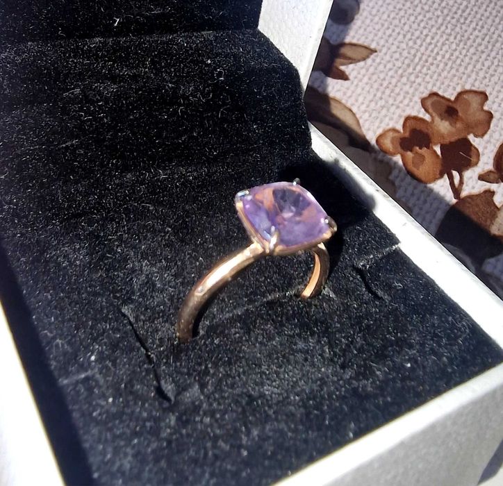 Кольцо с натуральным аметистом.