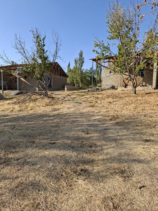 Uy sotiladi narxi esa kelishamiz