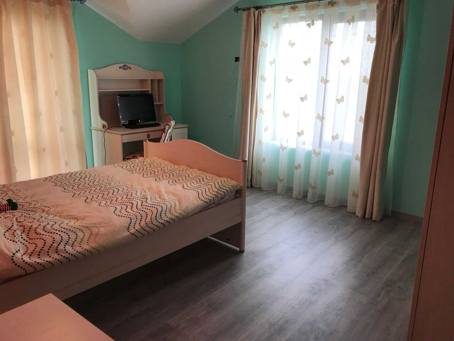 Casă familială de vânzare P+M în Sântandrei