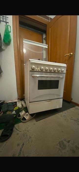 Үстінде 4 газ конфоркасы бар.