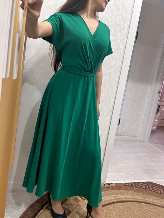 Платье изумрудного цвета