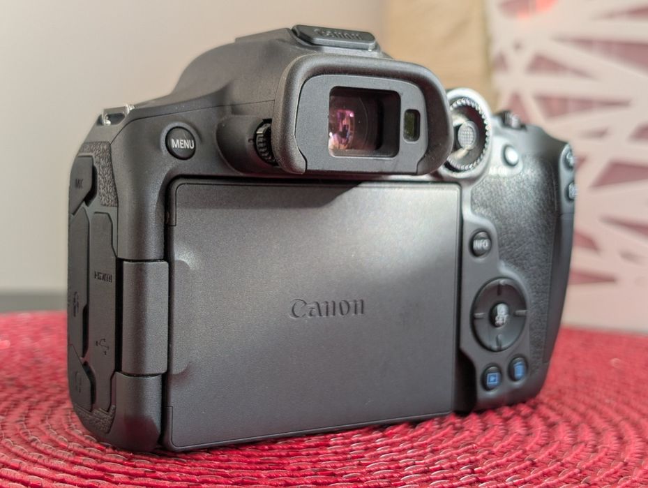 Canon R7 body, impecabil, 21.000 cadre, charger, curea de gat