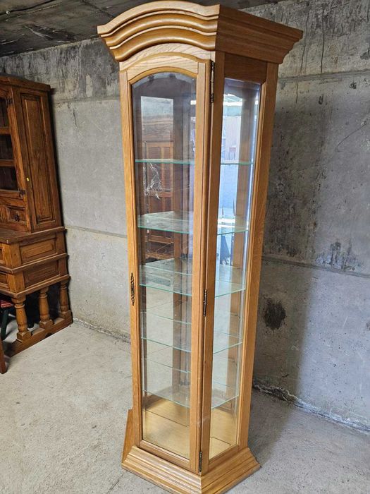 Витрина с кристални стъкла в стил Рустик