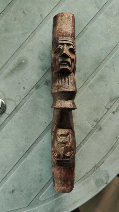 Декоративни дърворезбовaни кукерска, индианска и индийски пластики.