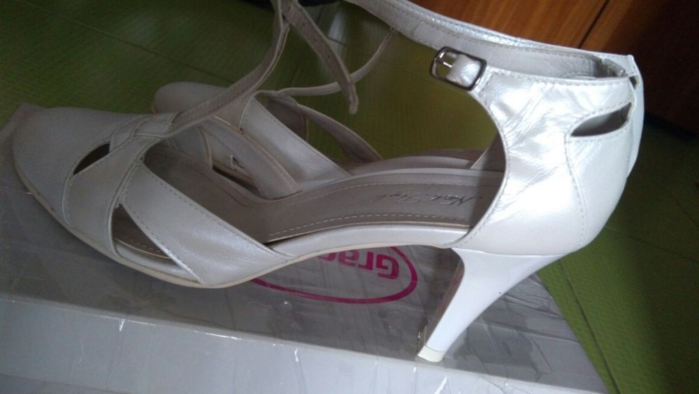 Pantofi de gală aproape noi