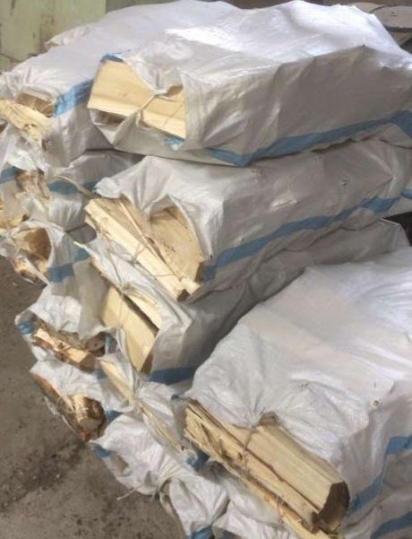 Дрова рубленые в больших мешках