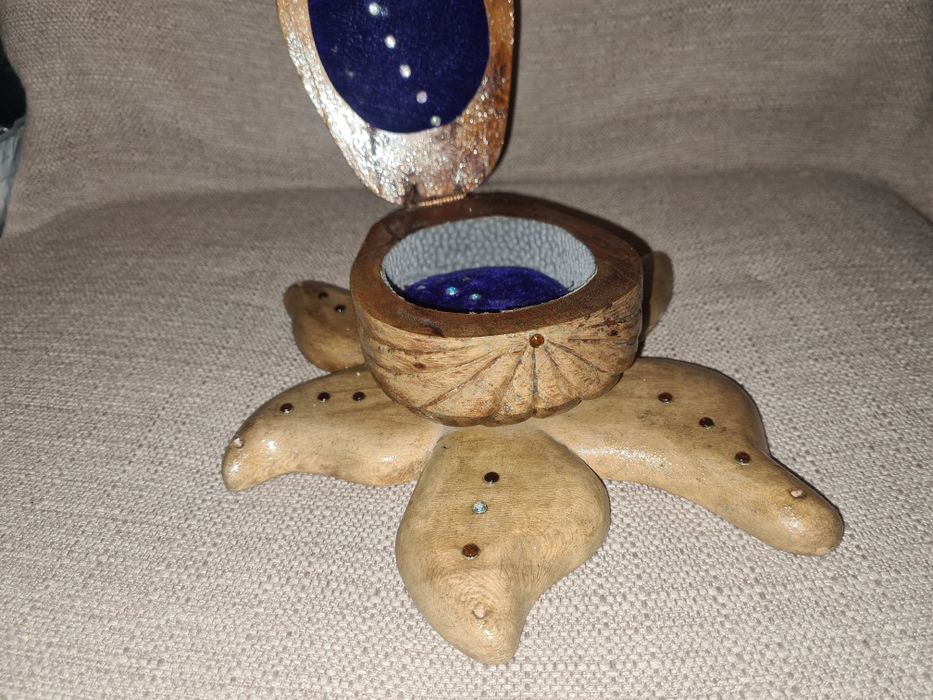 Продаётся деревянная шкатулка.