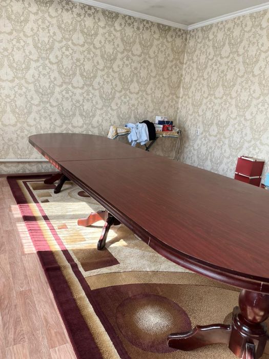 Продаётся красивый и  качественный стол