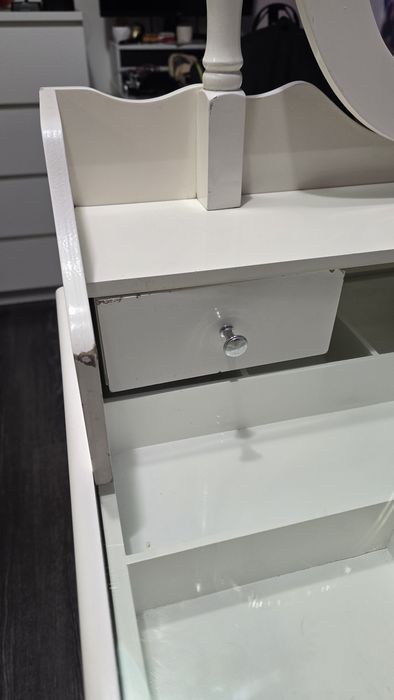 Vând masă de toaletă / machiaj albă cu oglindă ovală și sertare multiple