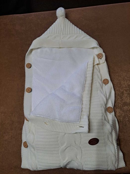 Плетено порт бебе в млечно бяло с копчета и качулка.