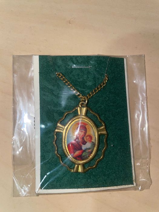 Продавам синджирчета с кръстчета и богородици.