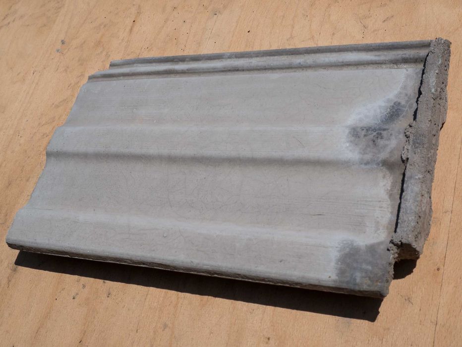 Dispozitiv (Masă) de confecționat țigle și coame din mortar de ciment.