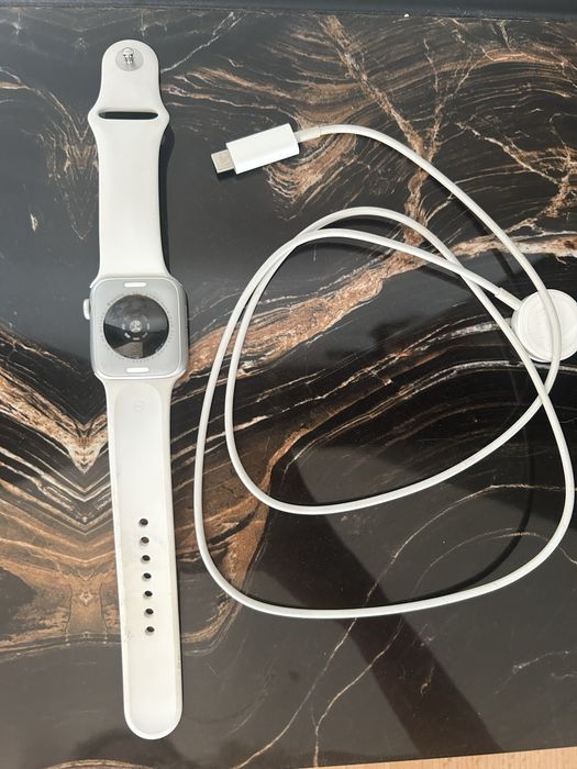 Apple Watch SE (1-во поколение), размер 40mm, в цвят Silver (Сребрист алуминиев корпус)