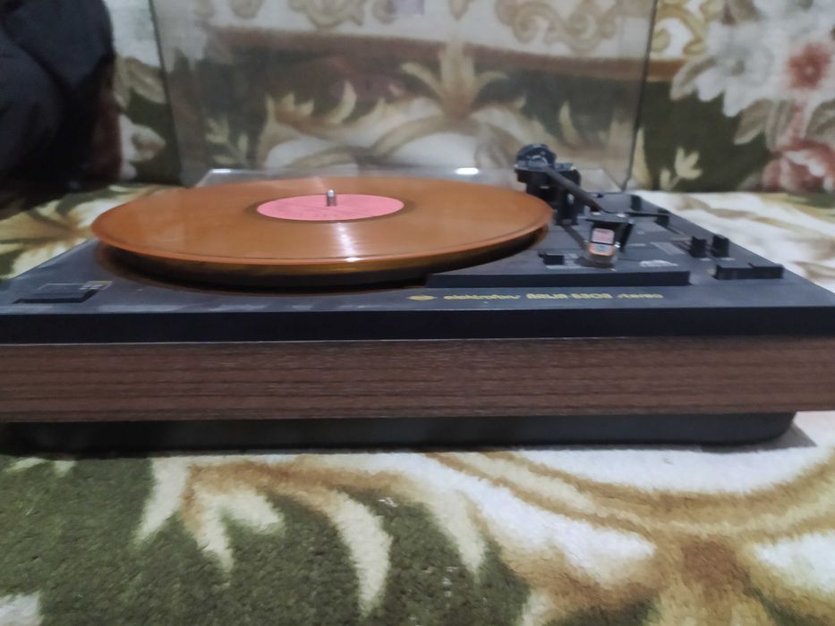 Виниловый проигрыватель