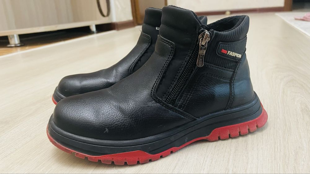 Продам детские сапоги осенние