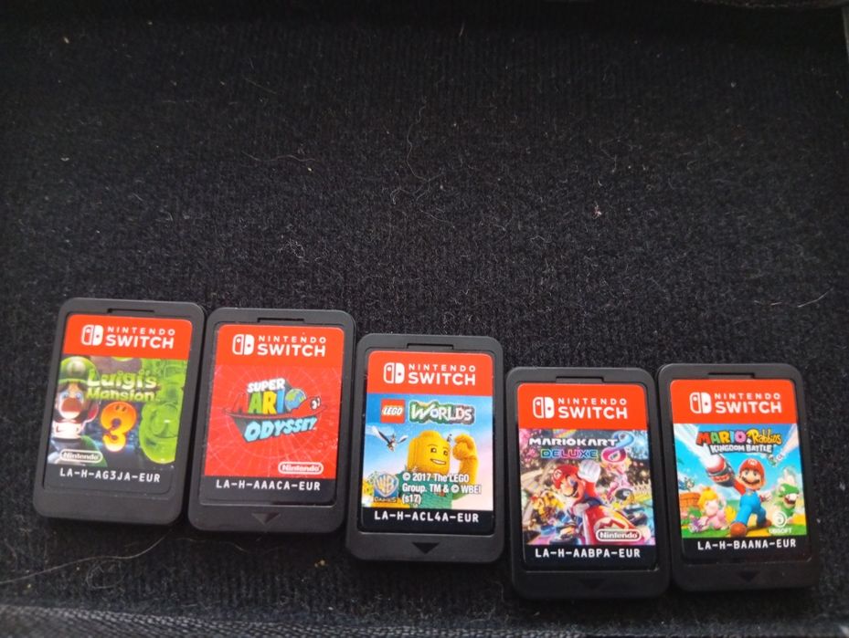 Vând Nintendo Switch Lite impecabil + 5 Jocuri + Accesorii.Fac și schimburi