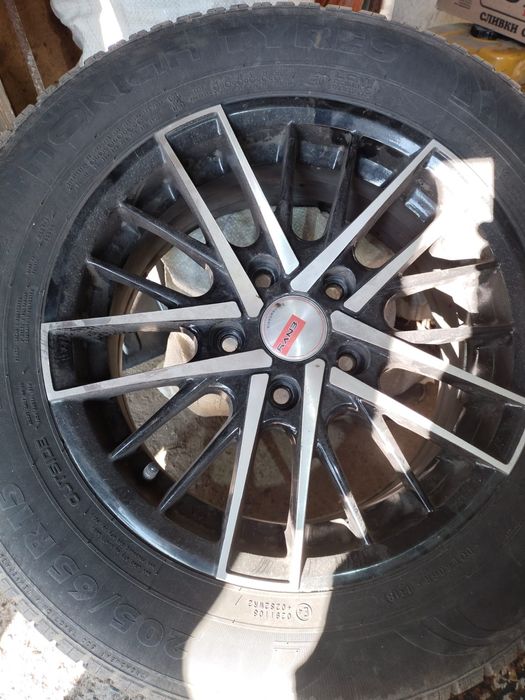 Продам комплект шин с дисками