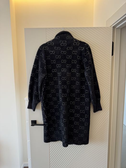 Черно мъхесто палто Gucci