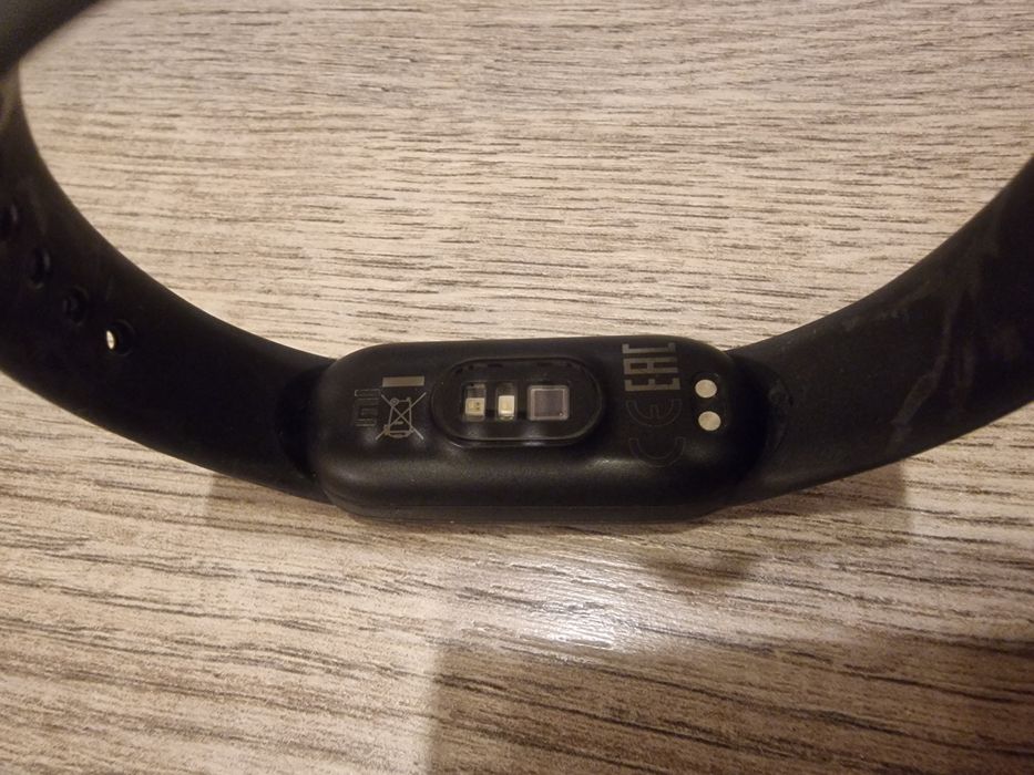 Смарт гривна Xiaomi Mi Band 6 - счупен дисплей