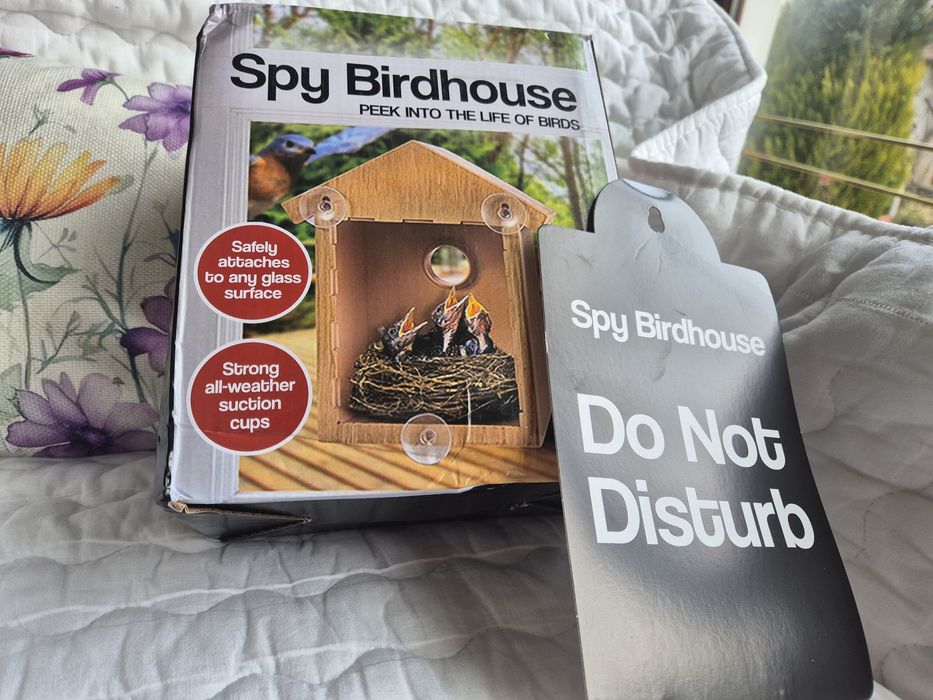 Къщичка за птици с възможност за наблюдение на гнездото