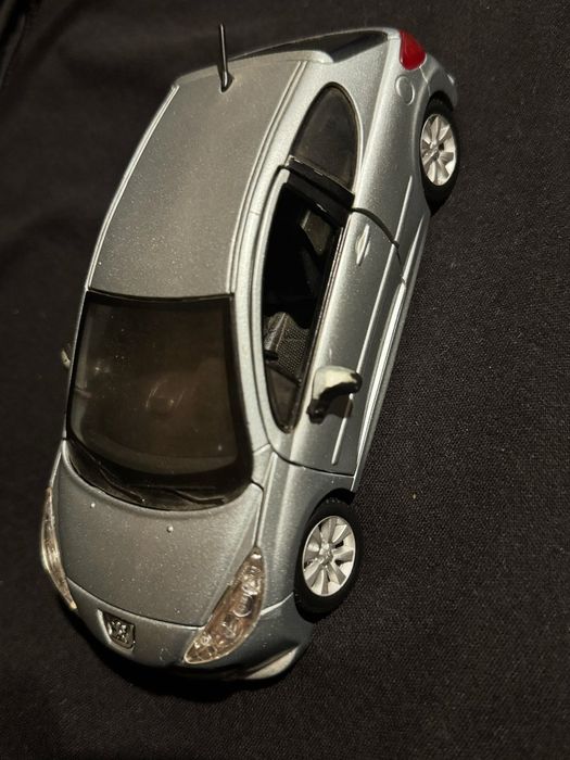 Peugeot 207 метална сива количка.