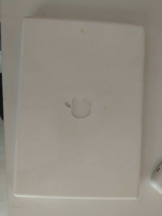 Части за лаптоп на снимките се вижда модела