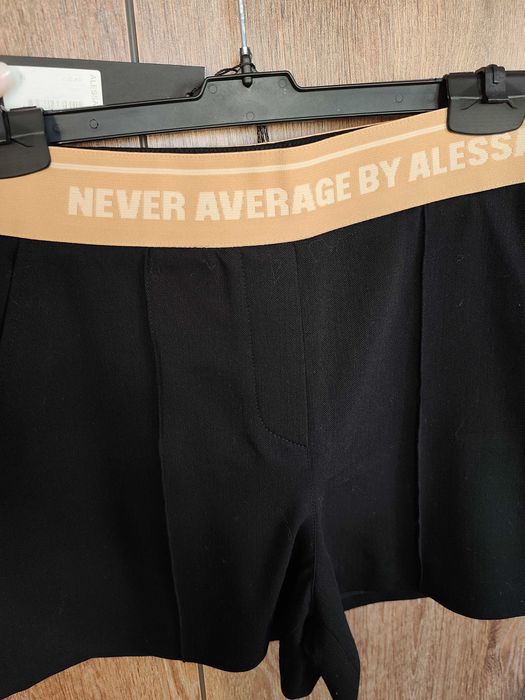 Alessa къси панталонки с вграден колан