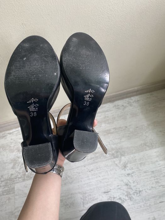 Обувки на висок ток