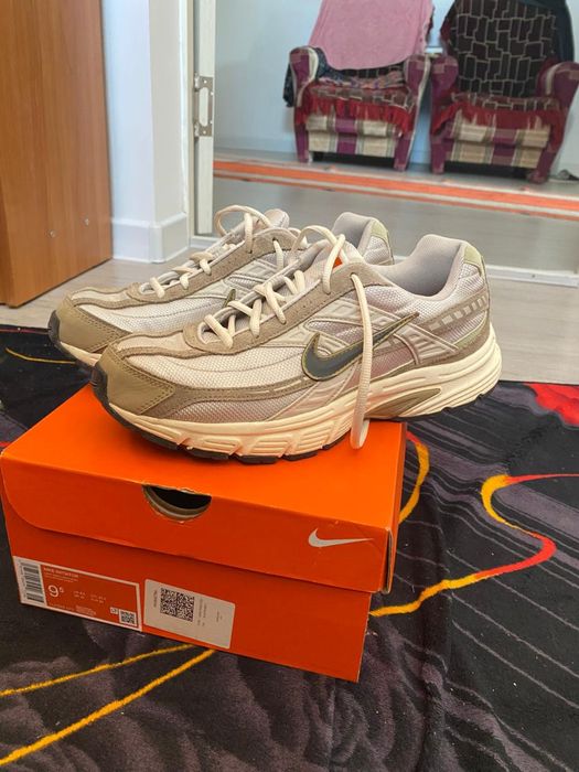 Крассовки Nike бежевый