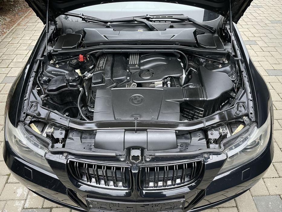Vând  BMW e90 320i automatic , stare deosebită, negru metalizat