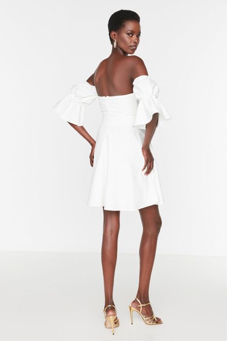 Бяла официална рокля