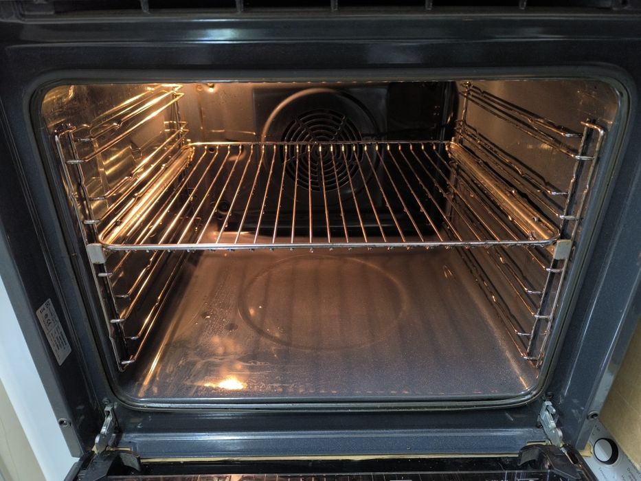 Фурна Electolux EOB5450AOX - 76 литра . Плавно затваряне на вратата.