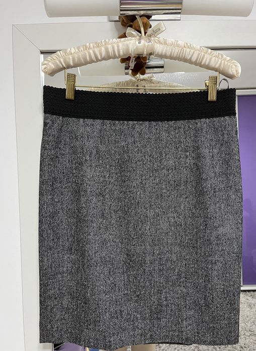 Fusta stofa gri stropit cu negru