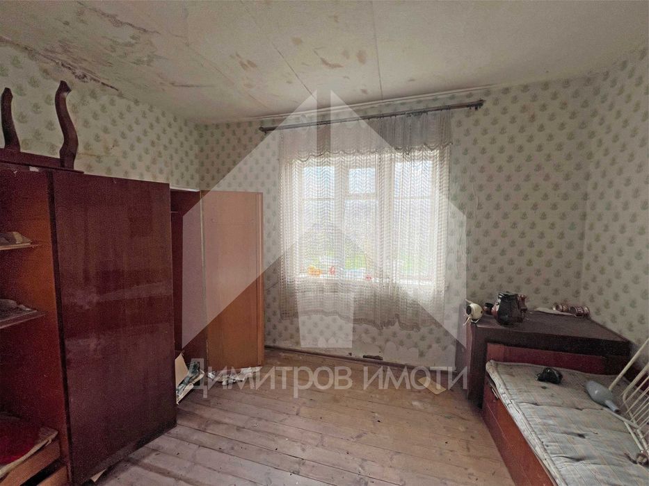 Продава се тухлена къща в гр. Плиска с двор 1200 кв.м. и КЛАДЕНЕЦ.