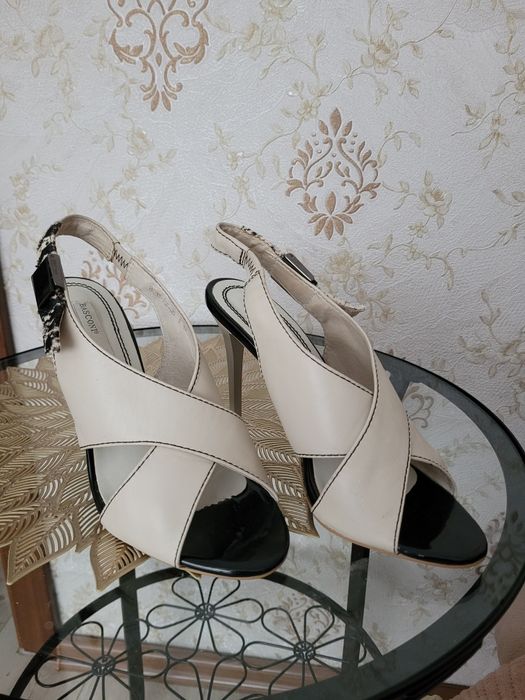 Босоножки изящные, нежные.