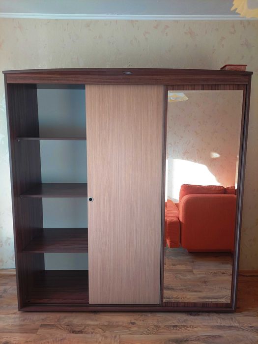 Продавам трикрилен гардероб.